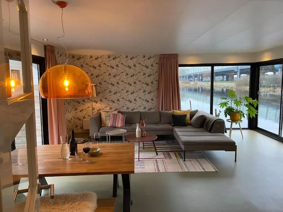 Image 1 of Unieke woonark met privétuin en free parking.