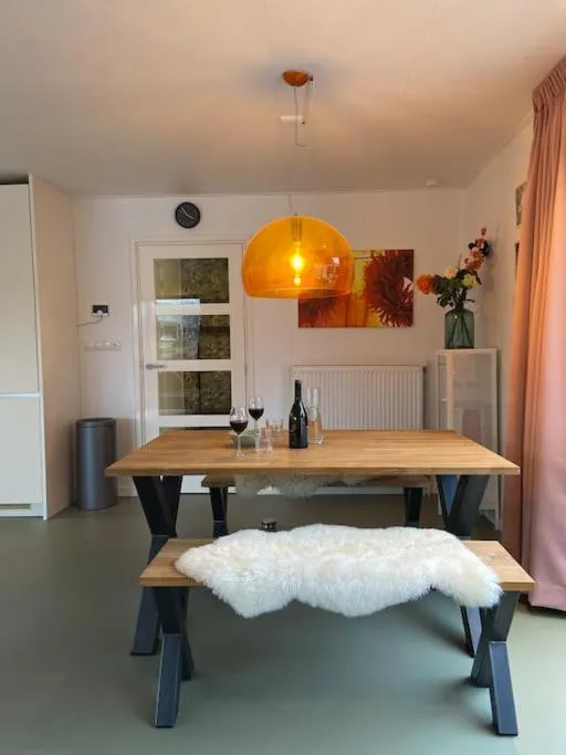 Image 6 of Unieke woonark met privétuin en free parking.