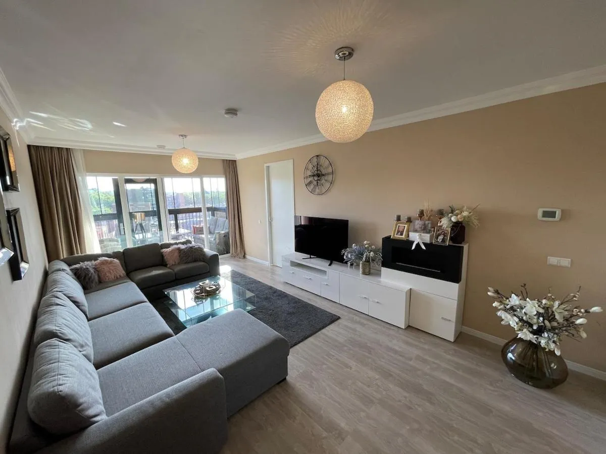 Image 4 of Beautiful luxury Apartment with Skyline