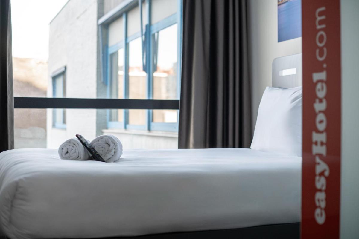 Image 3 of easyHotel Rotterdam City Centre